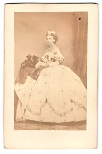 Fotografie Prinzessin Maria Anna von Anhalt-Dessau im höfischen Prunkkleid