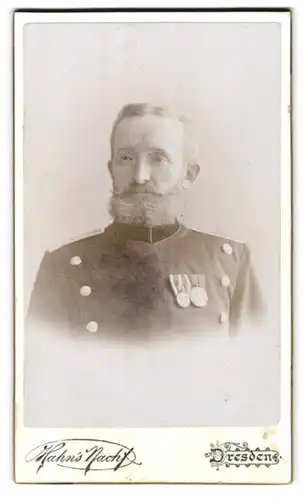 Fotografie Hahn's Nachf., Dresden, Ferdinandstr. 11, Eisenbahner in Uniform mit Orden