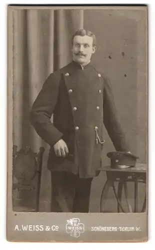 Fotografie A. Weiss & Co., Berlin-Schöneberg, Hauptstr. 14, Eisenbahner in Uniform nebst Schirmmütze