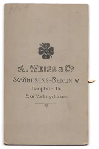 Fotografie A. Weiss & Co., Berlin-Schöneberg, Hauptstr. 14, Eisenbahner in Uniform nebst Schirmmütze