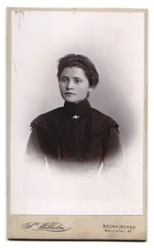 Fotografie S. Wilhelm, Neunkirchen, Ansicht Neunkirchen, Foto-Atelier in der Bahnhofstr. 42, Rückseitig Mädchen-Portrait