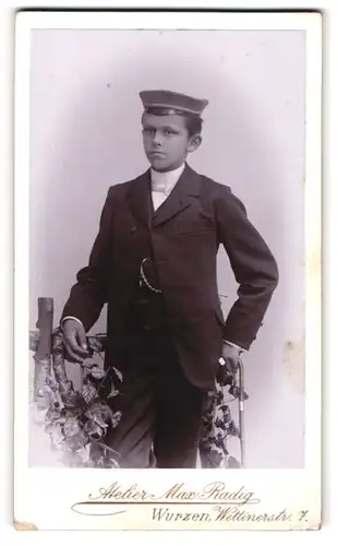 Fotografie Max Radig, Wurzen, Wettinerstr. 7, junger Student im Anzug mit Schirmmütze