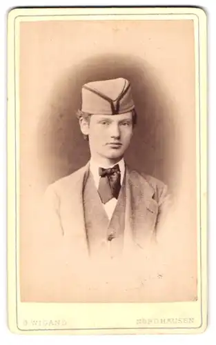 Fotografie Otto Wiegand, Zeitz, Stephanstr. 45, Portrait junger Student im Anzug mit Mütze