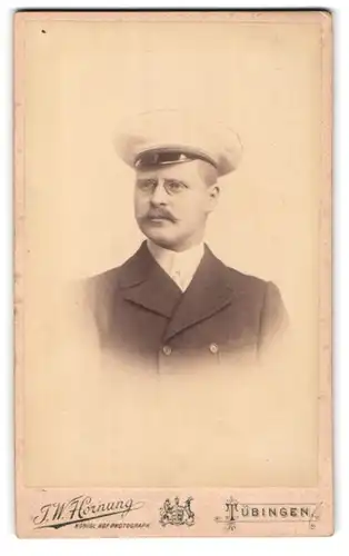 Fotografie J. W. Hornung, Tübingen, Uhlandstrasse 11, Portrait Student im Anzug mit Schirmmütze und Zwicker