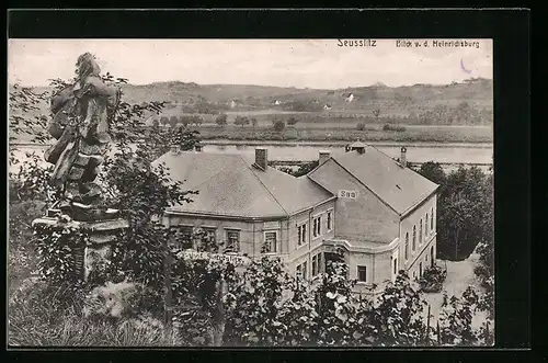 AK Seusslitz, Blick von der Heinrichsburg auf Statue und Gasthaus