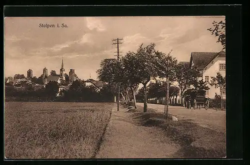 AK Stolpen /Sa., Strassenpartie mit Ortsblick