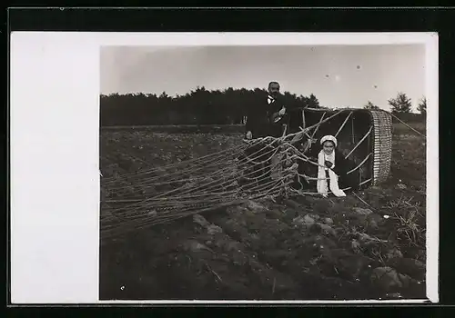 Foto-AK Pilot und Dame im Korb eines Ballons