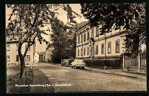 AK Neusalza-Spremberg /Sa., Strassenpartie mit Berufsschule