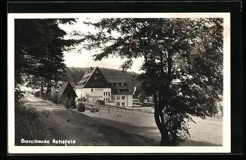 AK Rehefeld, Grenzbaude mit Bäumen