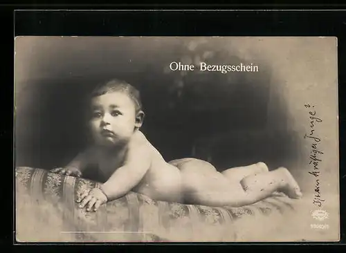 AK Ohne Bezugsschein, Nacktes Baby liegt bäuchlings auf einer Decke, Kriegsnot