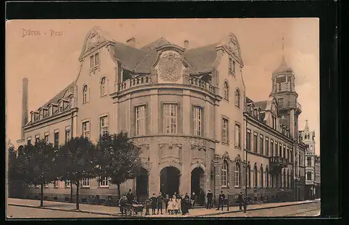 AK Düren, Post mit Menschengruppe und Strasse