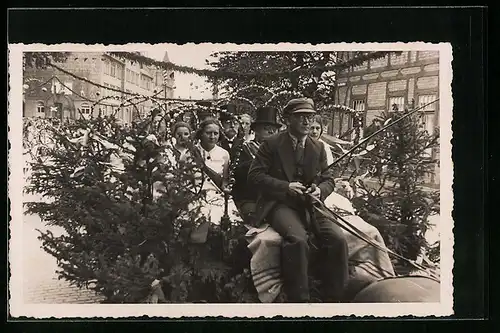 AK Einbeck, Einbecker Nachbarschaftsfest 1936, Menschen auf geschmücktem Festwagen