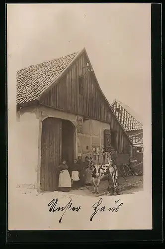 Foto-AK Burgdorf, Bauernfamilie mit Kuh vor ihrem Haus