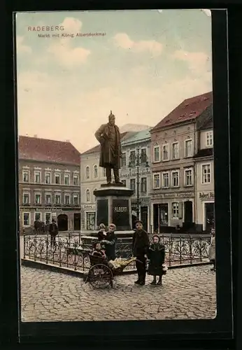 AK Radeberg, Markt mit König Albertdenkmal