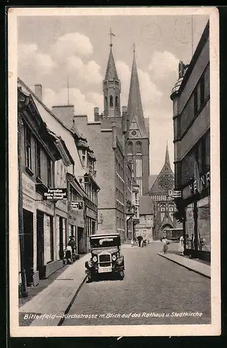 AK Bitterfeld, Kirchstrasse mit Blick auf das Rathaus und die Stadtkirche