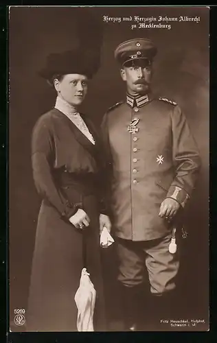 AK Herzog und Herzogin Johann Albrecht zu Mecklenburg in Galauniform respektiv Abendkleid