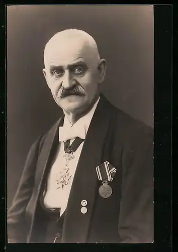 AK Herr im Portrait mit Halsorden, Eisernes Kreuz