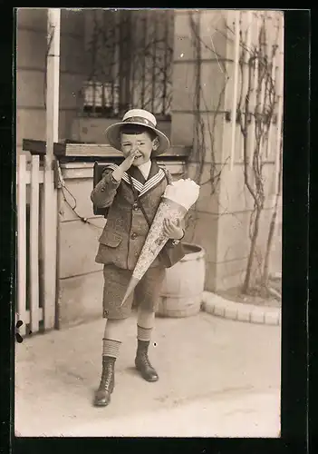 Foto-AK Junge mit Schultüte und Hut zum Schulanfang