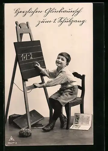 AK Junge schreibt an Schultafel, Schulanfang