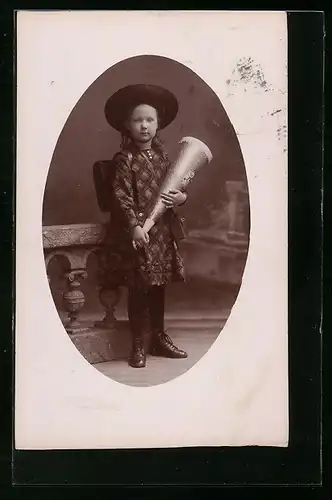 Foto-AK Mädchen mit Schultüte zum Schulanfang
