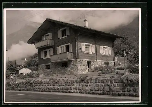 AK Silenen, Ansicht eines Holzhauses mit Steinfundament