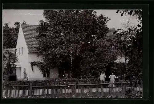 AK Gross Peterwitz, Mann und Frau vor ihrem Haus