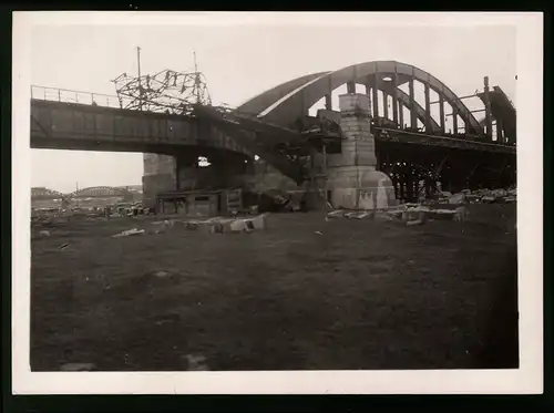 3 Fotografien unbekannter Fotograf, Ansicht Wien-Floridsdorf, Kran Unfall bei Bauarbeiten auf Kaiser-Franz-Joseph-Brücke