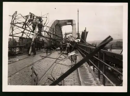 3 Fotografien unbekannter Fotograf, Ansicht Wien-Floridsdorf, Kran Unfall bei Bauarbeiten auf Kaiser-Franz-Joseph-Brücke