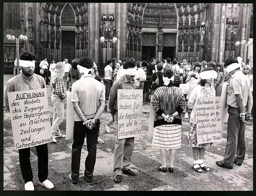 2 Fotografien M. A. Tripp, Tönisvorst, Ansicht Köln, Mahnwache zum Hungerstreik in der Türkei 1983 auf dem Domplatz