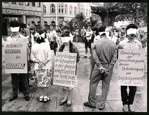 2 Fotografien M. A. Tripp, Tönisvorst, Ansicht Köln, Mahnwache zum Hungerstreik in der Türkei 1983 auf dem Domplatz