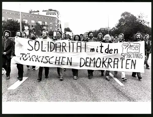 2 Fotografien M. Meyborg, Hamburg, Ansicht Hamburg, Demonstration gegen den Putsch in der Türkei 1980