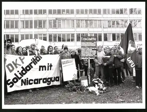 7 Fotografien W. Seehafer, Bremen, Ansicht Bremen, Demonstration für ein freies Nicaragua 1984, Präsident-Kennedy-Platz