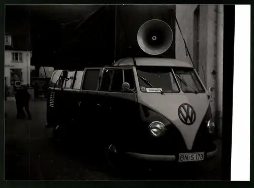 2 Fotografien Auto VW Bulli T1, Volkswagen Filmwagen für Tonfilm-Vorführungen