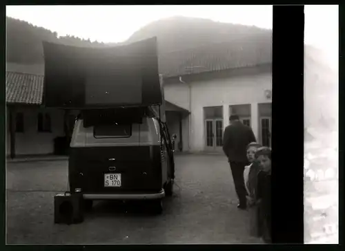 2 Fotografien Auto VW Bulli T1, Volkswagen Filmwagen für Tonfilm-Vorführungen