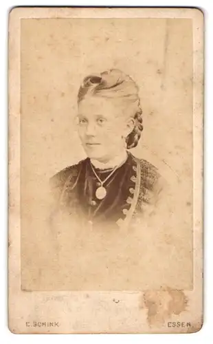 Fotografie E. Schink, Essen, Hübsche Dame mit Halskette