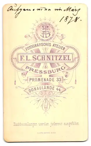 Fotografie F. L. Schnitzel, Pressburg, Promenade 33, Junger Herr mit Zwicker