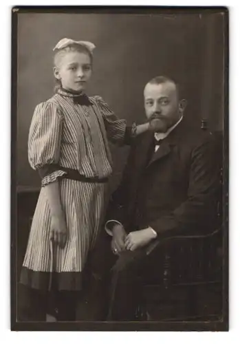 Fotografie unbekannter Fotograf und Ort, Vater und Tochter in eleganter Kleidung