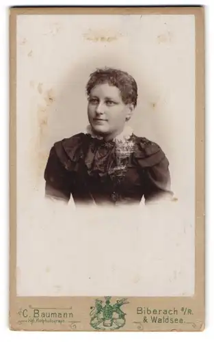 Fotografie C. Baumann, Biberach a. R., Junge Dame im schwarzen Kleid