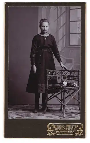 Fotografie Heinrich Meister, Bischofszell, Poststrasse, Hübsche Dame im schwarzen Kleid