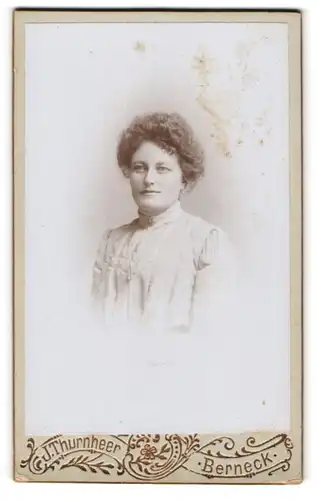 Fotografie J. Thurnheer, Berneck, Gutbürgerliche Dame mit gelocktem Haar