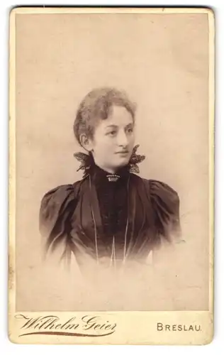 Fotografie Wilhelm Geier, Breslau, Schweidnitzerstrasse 16 /18, Bildhübsche Dame im schwarzen Kleid