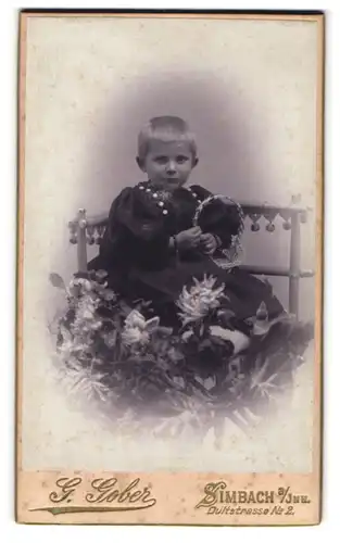 Fotografie G. Gober, Simbach a. Inn., Dultstrasse 2, Süsses Kleinkind mit Korb und Blumen