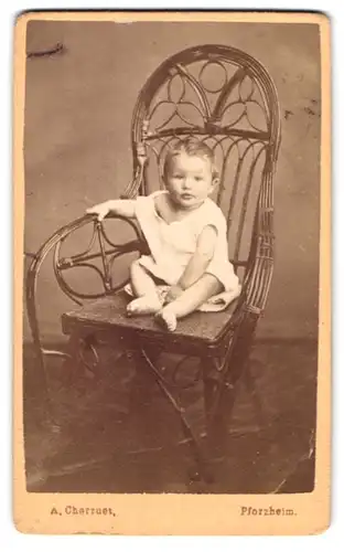 Fotografie A. Cherruet, Pforzheim, Hafnergasse D. 176, Niedliches Kleinkind sitzt auf Stuhl