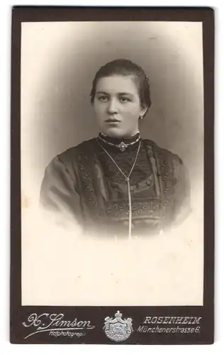 Fotografie X. Simson, Rosenheim, Münchenerstr. 6, Hübsche Dame mit Halskette
