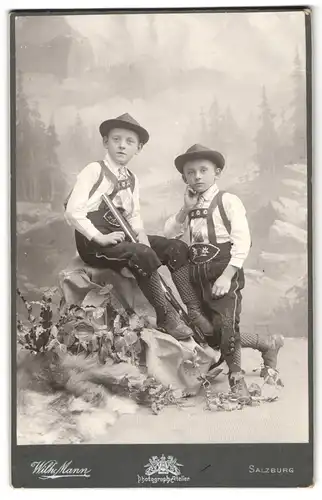 Fotografie Wilhelm Mann, Salzburg, Makartplatz, Knaben in Tracht vor Landschaftskulisse