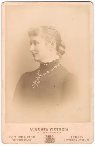 Fotografie Portrait Kaiserin Augusta Victoria mit Halskette 1888