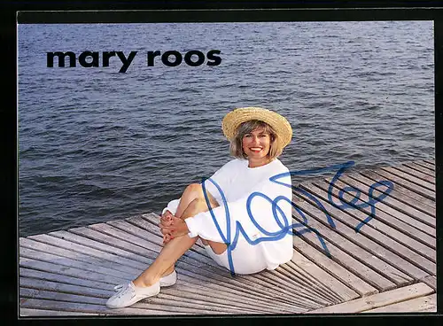 AK Musikerin Mary Roos posiert am Wasser, original Autograph