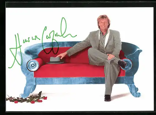 AK Musiker Howard Carpendale posiert auf einem Sofa, original Autograph