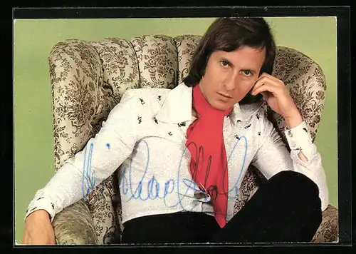 AK Musiker Andreas Holm posiert auf einem Sessel, original Autograph