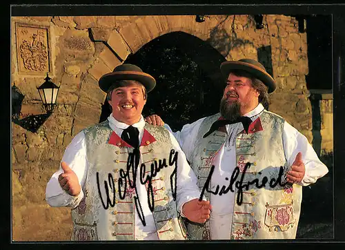 AK Die Wildecker Herzbuben, Sänger in Tracht vor einer Burganlage, original Autograph